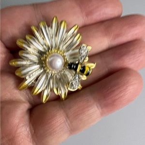Lovely Freshwater pearl 5mm Sunflower 36mm bee pin